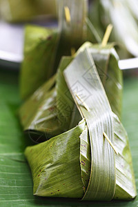 包在香蕉叶上的甜食蒸汽食物小吃甜点蛋糕香蕉烹饪椰子叶子文化图片