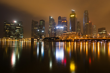 夜晚现代城市天际天空摩天大楼照明商业办公室景观场景市中心玻璃建筑学图片