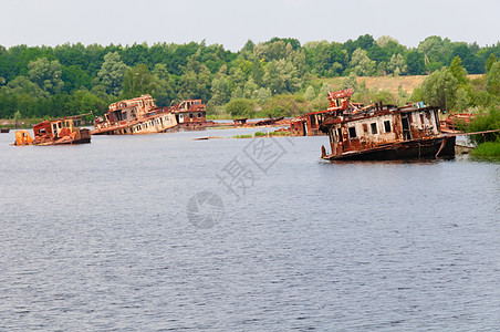 在一条河上沉没的废弃弃船碰撞历史金属航海天空腐蚀环境海岸损害灾难图片