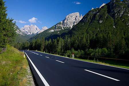 山区公路车道风景小路树木场地旅行曲线路线运输基础设施图片