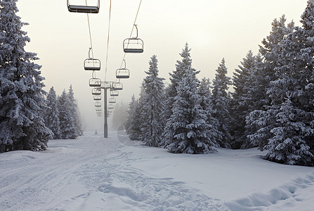 升起滑雪机升降椅滑雪者娱乐座位薄雾生活假期运动山脉活动图片