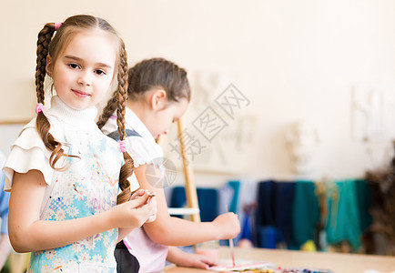 一个好女孩的肖像刷子动画师艺术活动绘画爱好孩子教育女孩班级图片