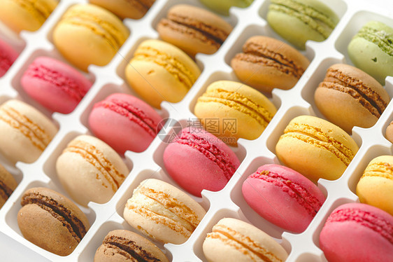 色彩多彩的马卡龙白色甜点糖果美食饼干盒子糕点奶油蛋糕食物图片