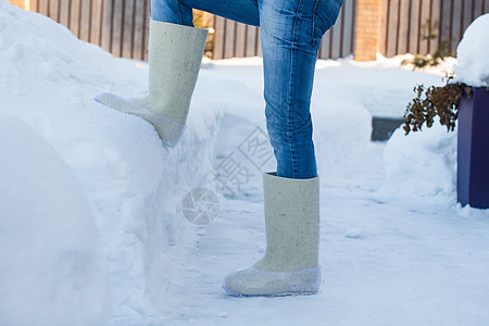 白色雪上男子脚的暖热靴子假期爬坡蓝色季节寒意鞋类森林男性小路男人背景图片