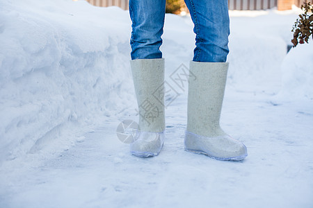 白色雪上男子脚的暖热靴子男性远足爬坡寒意蓝色休息鞋类男人小路假期背景图片