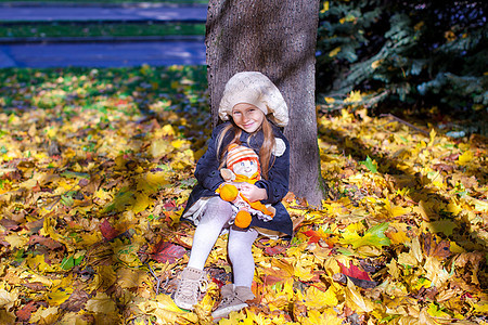 在阳光明媚的秋天 秋天草原上的小美少女快乐橙子幸福外套森林公园微笑女孩天气晴天图片