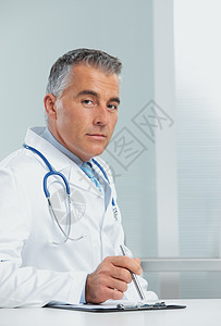 英俊医生的肖像医学男人实验医疗桌子护士中年职业办公室工作服图片