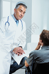 医生和病人考试男人职业医院放射科轮椅医护人员残疾人疾病诊所图片
