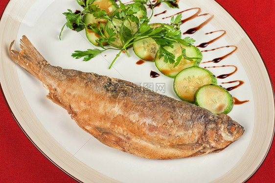 炸炒鱼饮食烹饪美食用餐营养海鲜蔬菜柠檬食物盘子图片