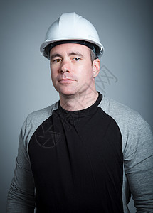 白种男子合同承包商 40岁头盔愤怒技术员领班沉思职业建筑悲伤牛仔布工作图片