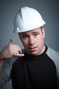 白种男子合同承包商 40岁职业工匠愤怒背景修理工工具修理木匠沉思领班图片