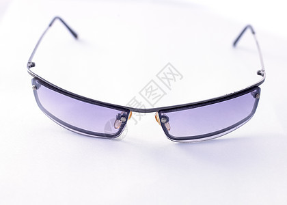 在白色背景上被孤立的太阳镜紫色眼镜背景图片