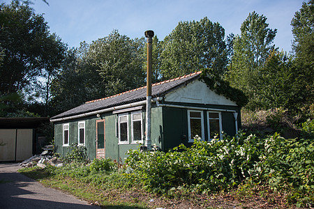 森林中旧用小屋图片