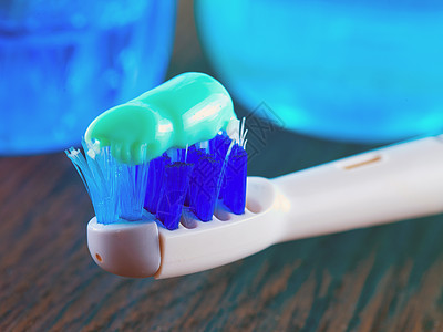 牙刷 牙膏和洗口水保健工具玻璃擦洗蓝色塑料乐器漱口水刷子卫生图片