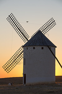 拉曼查风车西班牙日落地标旋转旅游旅行阳光图片