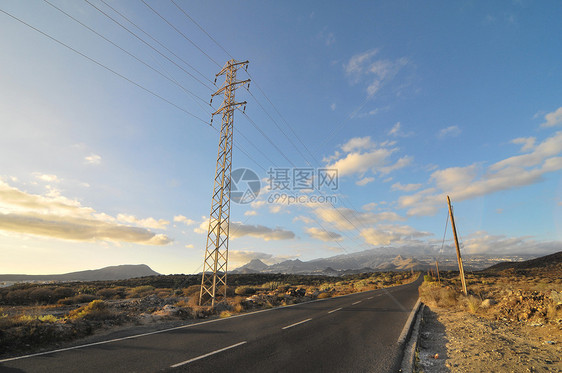 沙漠中的石灰路公园山脉沥青冒险赛道荒野天空岩石蓝色地平线图片