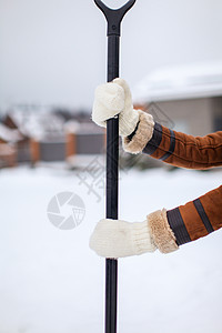 冬天天 雪铲在女性手中天气衣服工作工具农村雪堆园艺薄片气候院子图片
