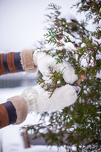 冬天 柔软的温暖针织毛手套 紧握着脚编织纺织品棉布羊毛天气手指雪花寒冷季节服装图片
