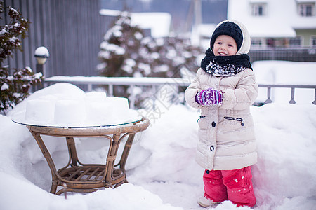 有趣的小女孩 在寒冬阳光明媚的天气在院子里玩得开心降雪闲暇压痛婴儿享受女儿假期围巾女孩雪花图片