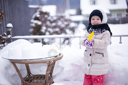 有趣的可爱小可爱女孩 在寒冬阳光明媚的白天在院子里玩乐和玩耍图片