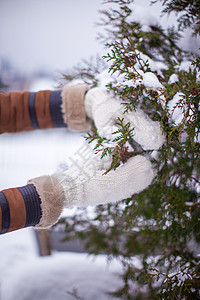 冬天 柔软的温暖针织毛手套 紧握着脚服装天气木头编织纺织品季节羊毛雪花寒冷配饰图片