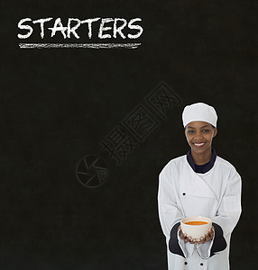 黑板背景上刻有粉笔起首牌的厨师美食盘子餐厅工作衣服食物职业胡椒餐饮写作图片