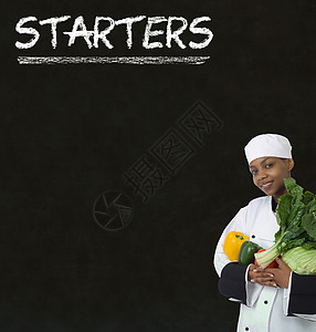 黑板背景上刻有粉笔起首牌的厨师粉笔衣服沙拉菜单蔬菜食物指示牌美食夹克烹饪图片