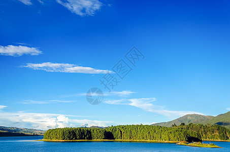 蓝湖和绿山图片