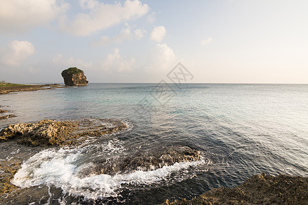 楚凡岩在海岸线上天空地标地平线公园国家荒野海滩旅行全景环境图片