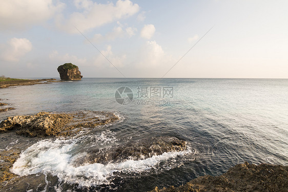 楚凡岩在海岸线上天空地标地平线公园国家荒野海滩旅行全景环境图片