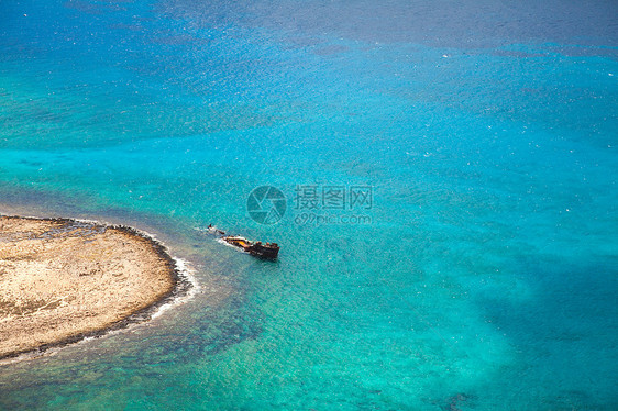 格兰沃萨岛附近美丽海湾的旧海盗船图片