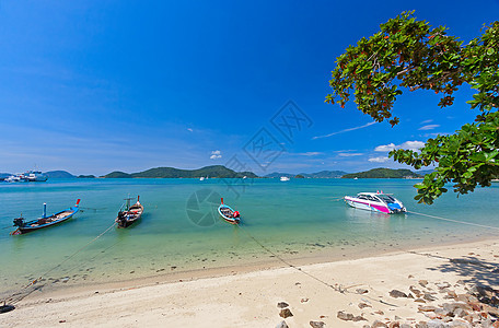 近岸船只自然海景天空岩石木材海岸线照片旅行运输图片