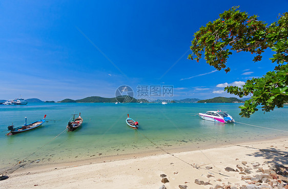 近岸船只自然海景天空岩石木材海岸线照片旅行运输图片