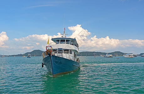 船在海上海岸线天空旅行运输图片