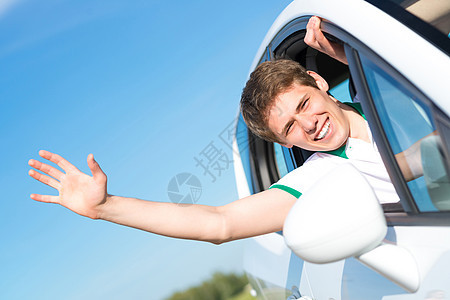 人把手从窗外伸出来朋友们运输车辆头发旅行女孩幸福微笑旅游乐趣图片