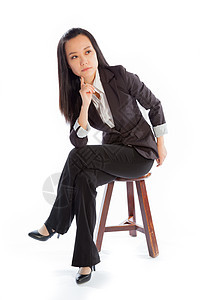 有吸引力的亚洲女孩 三十几岁孤立在白色背景上凳子商业职业成人思维黑发套装情绪女性悲伤图片