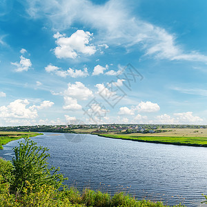 在大地上 有河河和河流图片