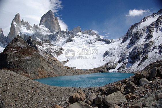 阿根廷菲茨罗伊山池塘登山顶峰荒野风景岩石石头冰川波峰地质学图片