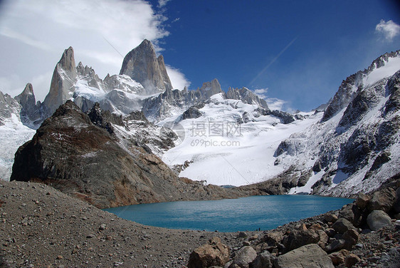 阿根廷菲茨罗伊山顶峰地质学池塘荒野波峰冰川岩石登山风景石头图片