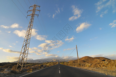 沙漠中的石灰路赛道日落天空地平线运输冒险蓝色旅行沥青荒野图片