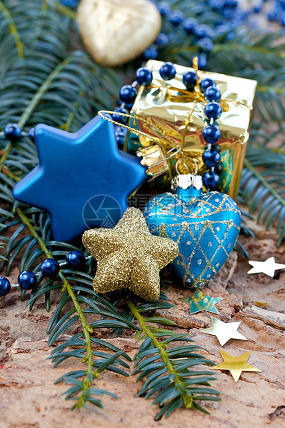 圣诞节装饰和松树枝紫色星星丝带时候烘烤星形心形礼物松枝展示图片