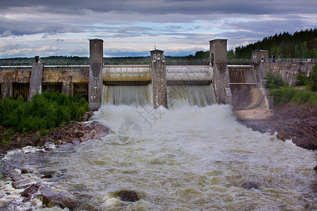 通过水力发电站大坝启动供水设施;图片