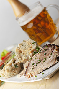 烤猪肉和面包卷红色韭菜木板白色火腿棕色厨房饺子熏制啤酒图片