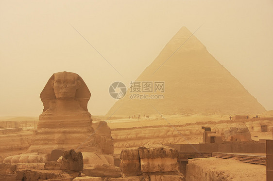 沙暴中卡夫雷的斯芬克斯和金字塔 开罗沙漠大篷车地标考古学人面狮身石头法老骆驼风景图片