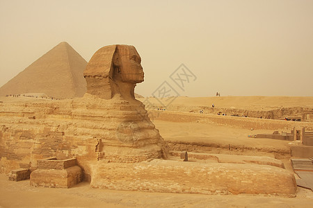 沙暴中Khufu的Sphinx和大金字塔 开罗大篷车狮身风暴雕像异位素地标人面考古学沙漠骆驼图片