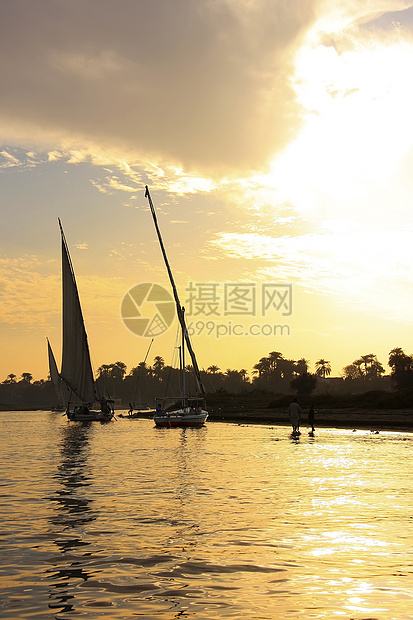 日落时在尼罗河上航行的费卢卡船 卢克索全景旅行太阳海岸银行帆船橙子港口三桅天空图片