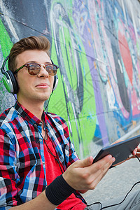 听音乐的年轻男孩街道蓝色音乐太阳镜爱好微笑耳机工具青少年绘画图片