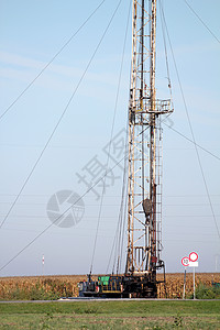 实地钻探陆地石油钻井机生产场地技术工业石化石油平台勘探钻机力量图片