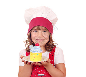 小女孩做饭时画着多彩的纸杯蛋糕肖像图片