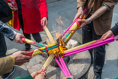 为祈祷而烧香的亚洲人图片